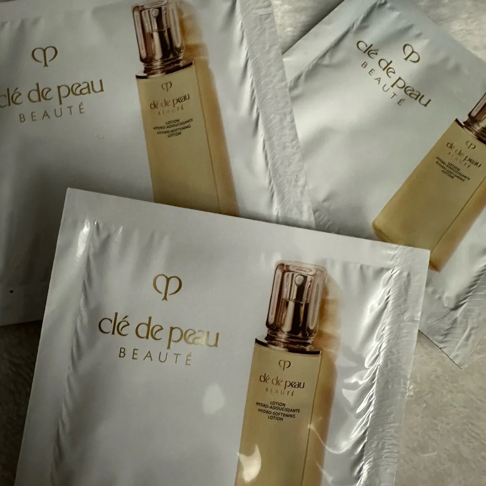 Cle De Peau Cosmetic Pouch with 5 samples 3x Lotions Serum & Concealer